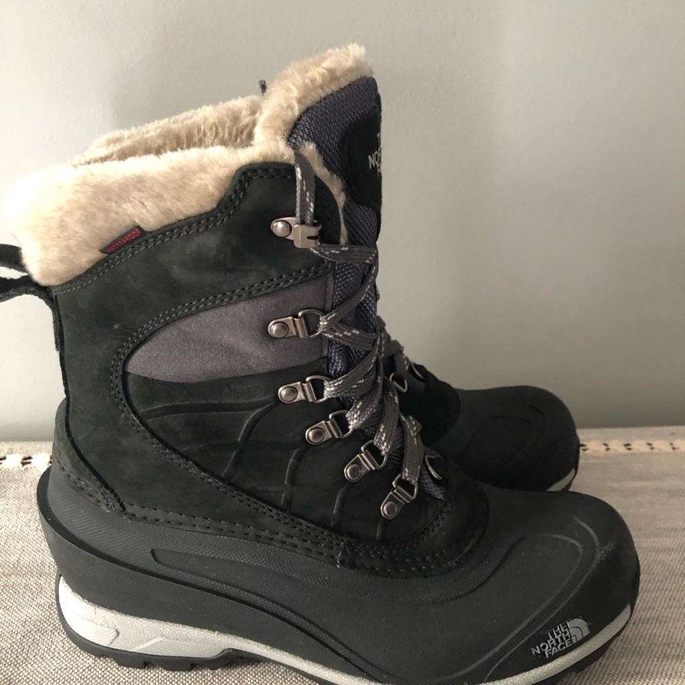 Women’s Northface winter boots - Picture 2 of 9